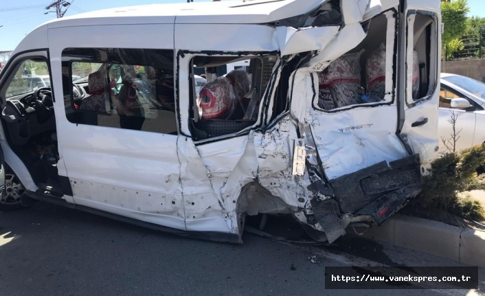 Van'da Kaza İran plakalı tır minibüse çarptı: 2 yaralı