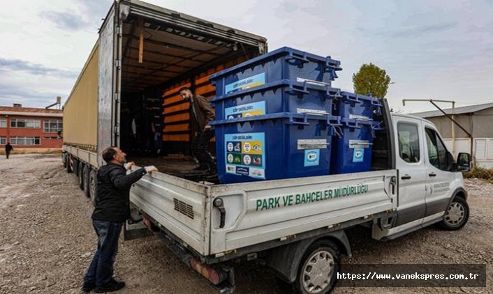 Büyükşehir Belediyesi 13 ilçeye plastik çöp konteyneri dağıttı